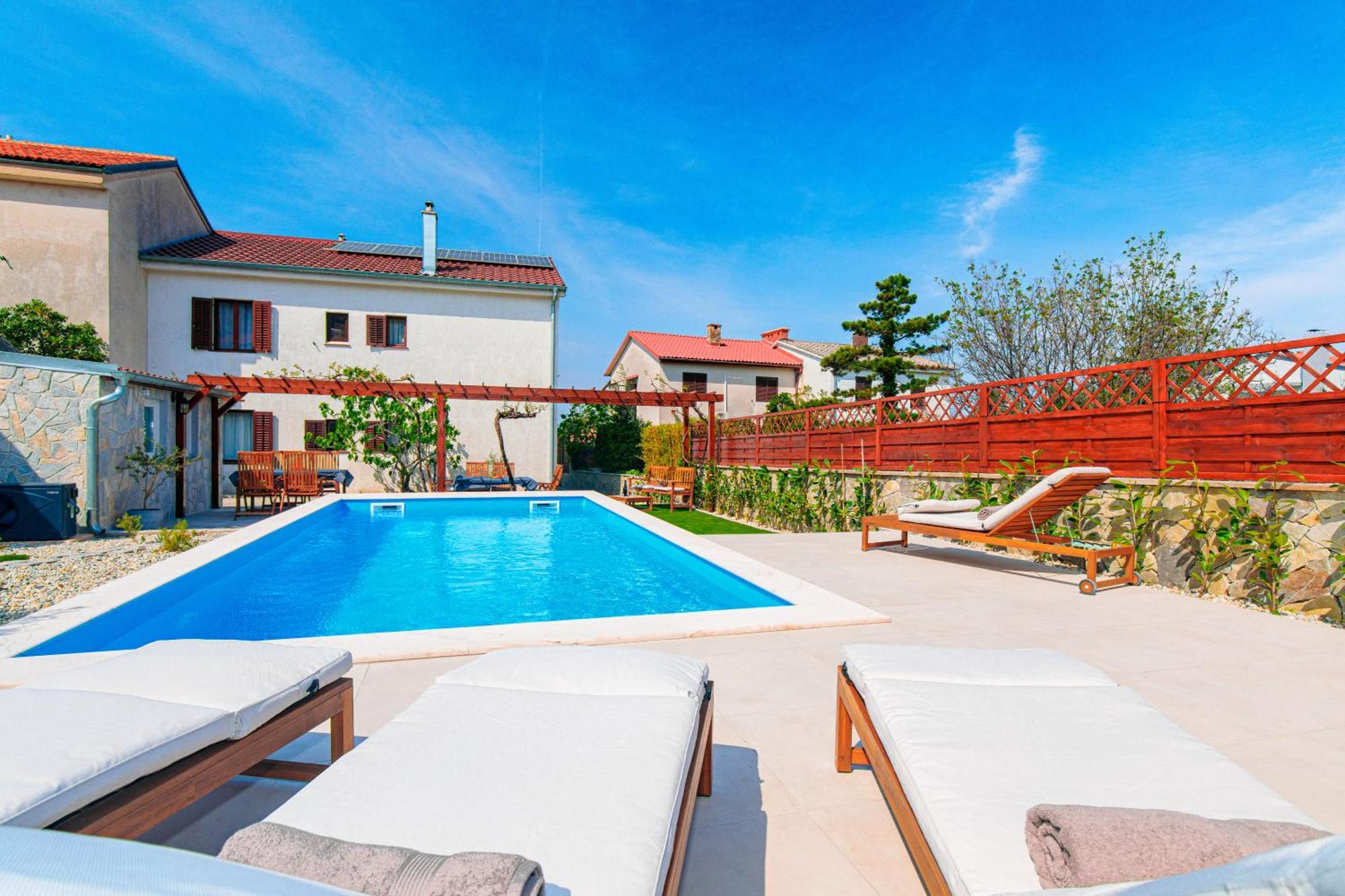Home Away From Home With A Heated Pool Punat Exterior foto